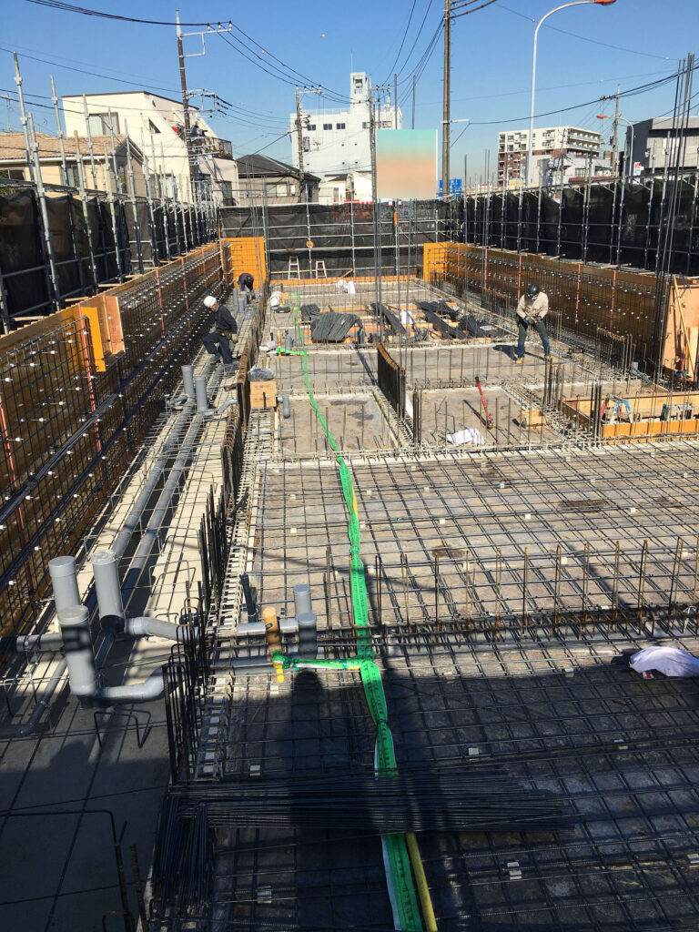 スラブ鉄筋工事　設備配管工事　施工状況です。